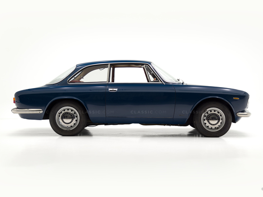 The Classic Motor Company - 1970 Alfa Romeo Giulia GT 1300 Junior AR1250682 - Studio