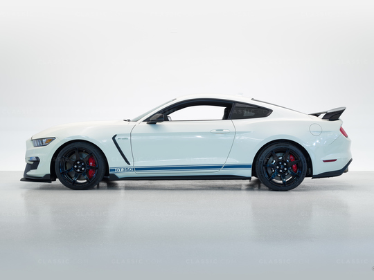 2020 Ford Shelby Mustang GT350R White - 1FA6P8JZ2L5552601 - Studio