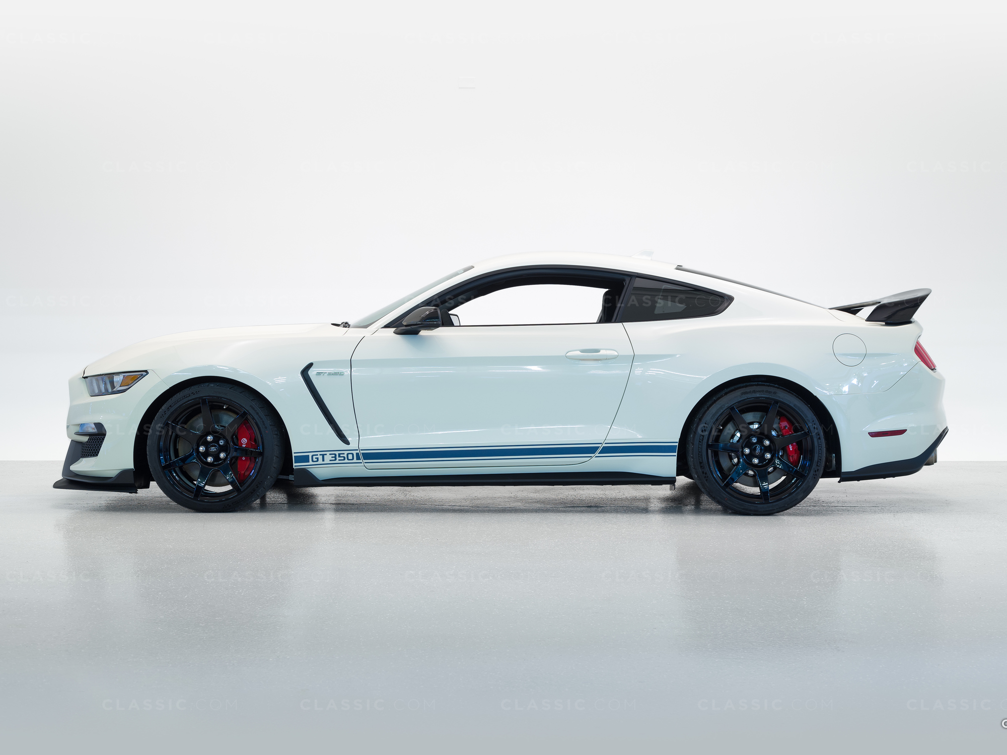 2020 Ford Shelby Mustang GT350R White - 1FA6P8JZ2L5552601 - Studio